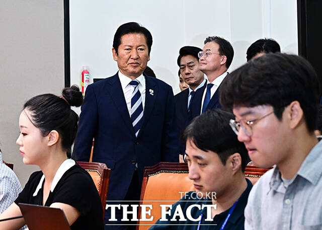정청래 더불어민주당 대표가 4일 오전 서울 여의도 국회에서 기자회견을 열고 6.3 지방선거 결과에 대한 입장을 밝히고 있다. /국회=배정한 기자