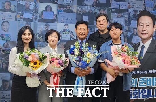 4일 신동화 더불어민주당 구리시장 후보(왼쪽 3번째)가 가족들과 함께 당선 축하를 받은 뒤 기념촬영을 하고 있다. /신동화 후보 선거캠프