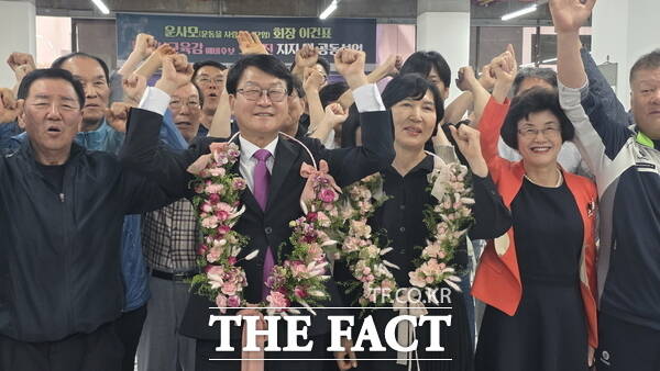 오석진 대전시교육감 후보(오른쪽에서 두번째)가 4일 오전 6시경 대전시교육감 당선을 확정 지은 후 지지자들과 환호하고 있다. /정예준 기자