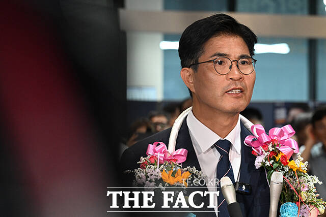 제9회 전국동시지방선거 전북특별자치도지사로 당선이 확실시된 더불어민주당 이원택 후보가 4일 오전 전북도 전주 완산구에 마련된 선거사무실에서 배우자와 함께 기념촬영을 하고 있다. /전주=김성렬 기자