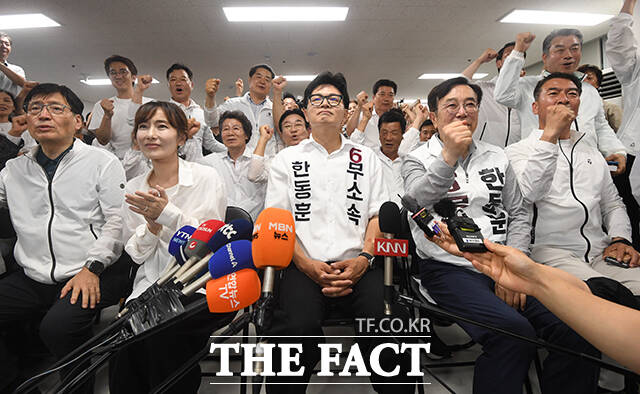한동훈 부산 북구갑 국회의원 보궐선거 후보(가운데)가 4일 오전 부산 북구 선거사무소에서 당선이 확실시되자 세레머니 하고 있다. /부산=박상민 기자