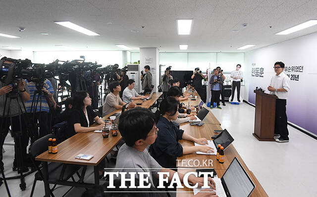 한동훈 무소속 부산 북구갑 국회의원 보궐선거 당선인이 4일 오후 부산 북구 선거사무소에서 기자회견을 열고 취재진의 질문에 답하고 있다. /부산=박상민 기자