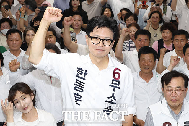 한동훈 무소속 부산 북구갑 국회의원 보궐선거 후보(가운데)가 4일 부산 북구 선거사무소에서 당선이 확실시되자 기뻐하고 있다. /박상민 기자