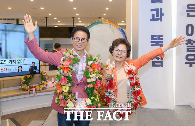 국민의힘 이철우(왼쪽) 경북도지사 후보가 3선 고지에 올랐다. /이철우 후보 선거캠프