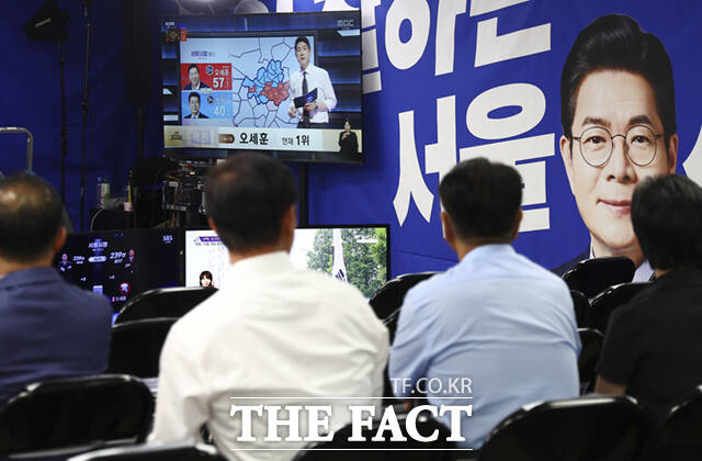 4일 오전 서울 중구 세종대로 정원오 더불어민주당 서울시장 후보 선거사무소 개표상황실에서 오세훈 국민의힘 서울시장 후보의 역전 소식을 전하는 뉴스가 나오고 있다. /이새롬 기자