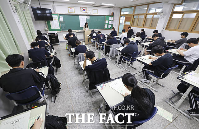 2027학년도 대학수학능력 6월 모의평가가 실시된 4일 오전 서울 마포구 서울여고에서 수험생들이 시험 시작을 기다리고 있다. /사진공동취재단