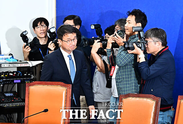한병도 더불어민주당 원내대표(가운데)가 4일 오전 서울 여의도 국회에서 열린 정책조정회의에 참석해 모두발언을 하고 있다. /국회=배정한 기자