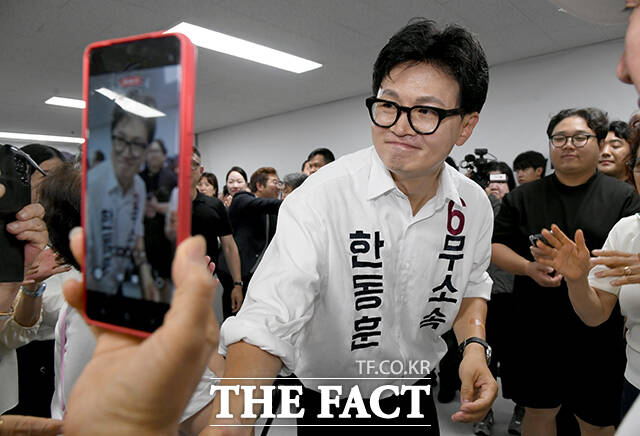 한동훈 부산 북구갑 국회의원 보궐선거 후보(가운데)가 4일 오전 부산 북구 선거사무소에서 당선이 확실시되자 세레머니 하고 있다. /부산=박상민 기자