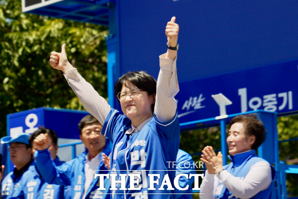 포항시장에 출마한 박희정 더불어민주당 후보가 예전의 20% 초반대 지지율에서, 이번에 32.48%까지 따라 붙였다. /박희정 선거캠프