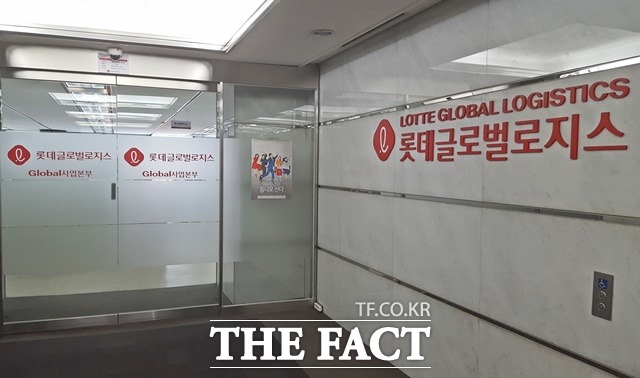4일 업계에 따르면 롯데글로벌로지스는 12급지에서 15급지로 세분화한 2026 신급지체계를 토대로 대리점과 합의하고 있다. 다만 택배노동조합 롯데본부(노조) 측은 임금 삭감이라며 반발에 나섰다. /더팩트 DB