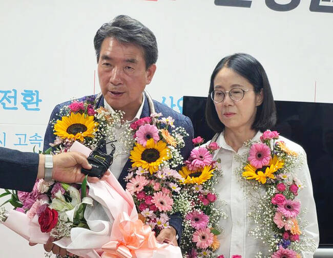 안병윤 경북 예천군수 당선인이 부인과 함께 꽃다발을 목에 걸고 당선의 기쁨을 나누고 있다. /안병윤 후보 캠프