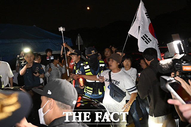 시위대가 거칠게 항의하고 있다.