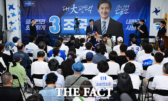 조국 후보가 승강기에 몸을 싣은 채 생각에 잠겨있다.