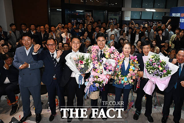 제9회 전국동시지방선거 전북특별자치도지사로 당선이 확실시된 더불어민주당 이원택 후보가 4일 오전 전북도 전주 완산구에 마련된 선거사무실에서 배우자와 함께 기념촬영을 하고 있다. /전주=김성렬 기자