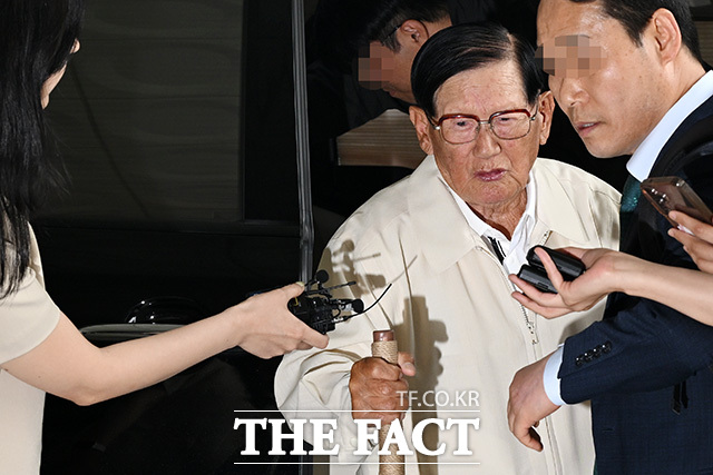 '묵묵부답' 합수본 출석하는 이만희 신천지 총회장.
