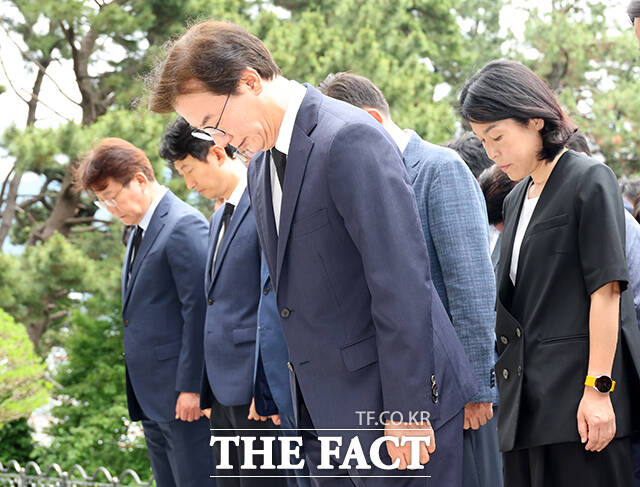 참배하는 전 당선인(왼쪽 세 번째).