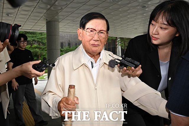 이만희 신천지 총회장이 4일 오후 서울 서초구 서울고검 청사에 마련된 검·경 합동수사본부에 피의자 신분으로 출석하고 있다. /남용희 기자