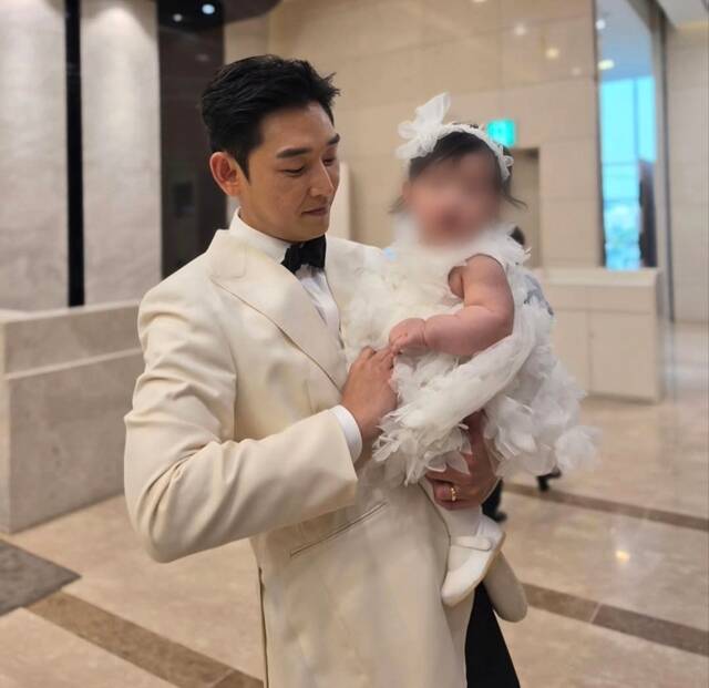 지난달 품절남 대열에 합류한 배우 강신효가 최근 득녀한 소식을 밝혔다. /소셜 미디어 캡처