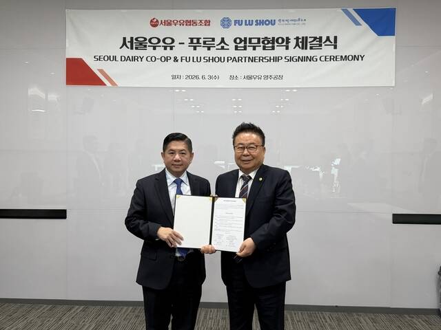 지난 3일 서울우유 양주공장에서 열린 캄보디아 수출 확대를 위한 업무협약 체결식에서 (왼쪽부터)캄보디아 식품 유통기업인 '속 삼낭'(Sok Samnang) 푸루소 회장과 서울우유협동조합 문진섭 조합장이 기념사진을 촬영하고 있다. /서울우유협동조합