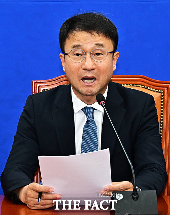 한병도 더불어민주당 원내대표(가운데)가 4일 오전 서울 여의도 국회에서 열린 정책조정회의에 참석해 모두발언을 하고 있다. /국회=배정한 기자