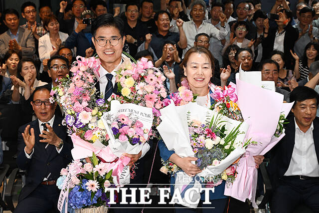 제9회 전국동시지방선거 전북특별자치도지사로 당선이 확실시된 더불어민주당 이원택 후보가 4일 오전 전북도 전주 완산구에 마련된 선거사무실에서 배우자와 함께 기념촬영을 하고 있다. /전주=김성렬 기자
