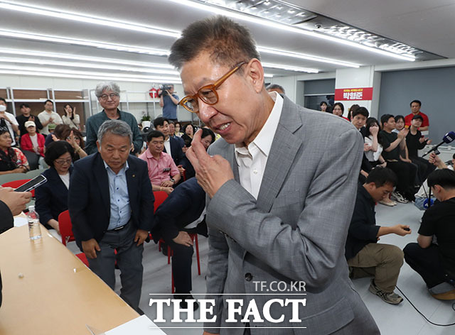 박형준 국민의힘 부산시장 후보가 4일 부산 부산진구 선거사무소에서 지지자들에게 감사 인사를 마치고 자리를 떠나고 있다. /부산=박상민 기자