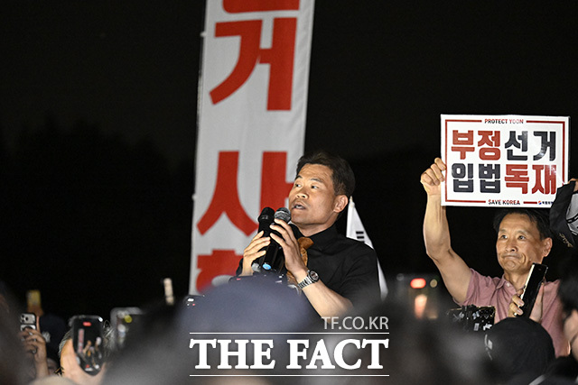 전 씨가 지지자를 향해 주먹을 들고 있다.