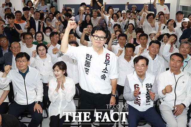 한동훈 부산 북구갑 국회의원 보궐선거 후보(가운데)가 4일 오전 부산 북구 선거사무소에서 당선이 확실시되자 세레머니 하고 있다. /부산=박상민 기자