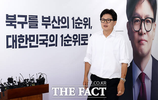 한동훈 무소속 부산 북구갑 국회의원 보궐선거 당선인이 4일 오후 부산 북구 선거사무소에서 기자회견을 열고 취재진의 질문에 답하고 있다. /부산=박상민 기자
