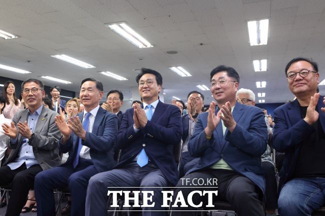 3일 자정을 넘긴 무렵 안민석 민주진보 경기교육감 단일 후보가 당선이 확실 시 되자 환호하고 있다. /안민석 선거캠프