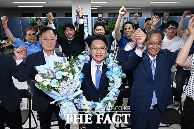 김남준 더불어민주당 인천 계양을 국회의원 재보궐선거 후보(가운데)가 4일 오전 인천 계양구 선거사무소에서 당선이 확실시 된 후 세리머니를 하고 있다. /인천=남용희 기자