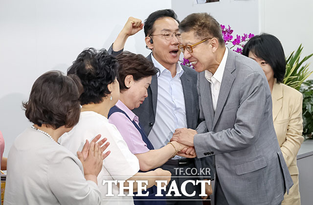 박형준 국민의힘 부산시장 후보가 4일 부산 부산진구 선거사무소에서 지지자들에게 감사 인사를 마치고 자리를 떠나고 있다. /부산=박상민 기자