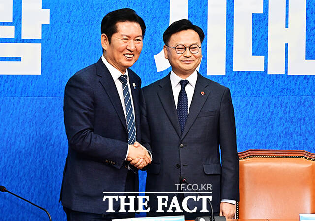 6·3 국회의원 보궐선거 제주 서귀포시에 출마한 해양수산부 차관 출신 김성범 더불어민주당 후보의 당선이 확실시됐다. 사진은 정청래 더불어민주당 대표(왼쪽)와 김 후보. /배정한 기자