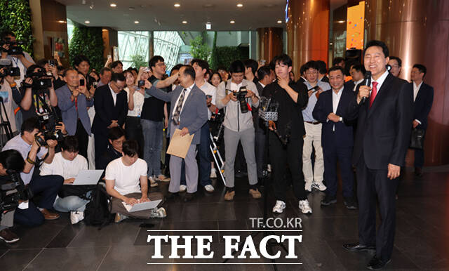 오세훈 서울시장 당선인이 4일 오전 서울시청 로비에서 직원들에게 감사인사를 하고 있다. /이새롬 기자