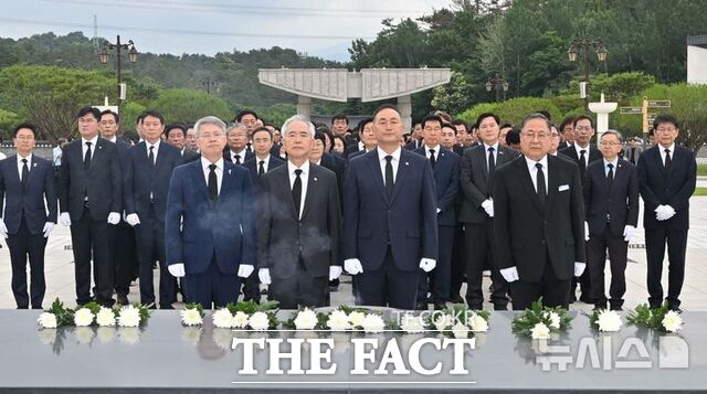 6·3지방선거 더불어민주당 광주시·전남도당 소속 당선인들이 4일 오전 광주 북구 운정동 국립5·18민주묘지를 찾아 오월영령에 참배하고 있다. /뉴시스