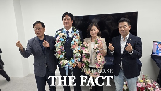 손배찬 더불어민주당 경기 파주시장 후보(왼쪽 두 번째)가 4일 당선이 확실시되자 꽃목걸이를 목에 걸고 관계자들과 함께 기념 촬영을 하고 있다. /손배찬 후보 캠프
