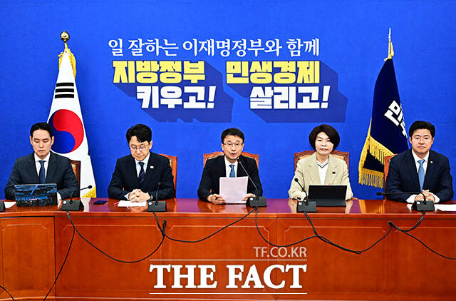 한병도 더불어민주당 원내대표(가운데)가 4일 오전 서울 여의도 국회에서 열린 정책조정회의에 참석해 모두발언을 하고 있다. /국회=배정한 기자