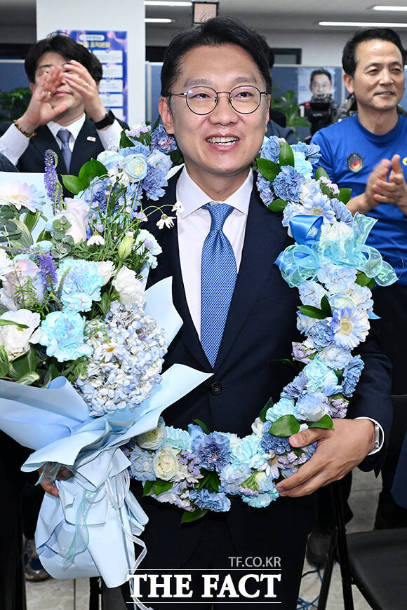 '당선 확실' 입장 밝히는 김남준 더불어민주당 인천 계양을 국회의원 재보궐선거 후보.