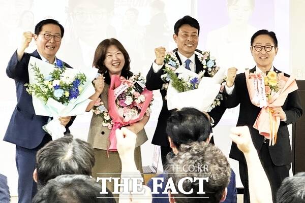 전문학 대전시 서구청장 당선인이 부인과 함께 당선이 확정된 4일 새벽 지역구 국회의원인 장종태, 박범계 의원에게 축하를 받고 있다. /전문학 당선인