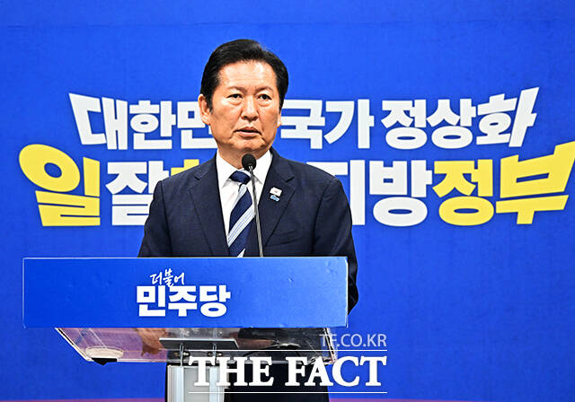 정청래 더불어민주당 대표가 4일 오전 서울 여의도 국회에서 기자회견을 열고 6.3 지방선거 결과에 대한 입장을 밝히고 있다. /국회=배정한 기자