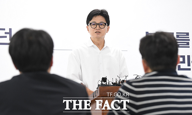 한동훈 무소속 부산 북구갑 국회의원 보궐선거 당선인이 4일 오후 부산 북구 선거사무소에서 기자회견을 열고 취재진의 질문에 답하고 있다. /부산=박상민 기자