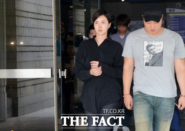 배우 장미인애가 최근 SNS를 통해 사실상 복귀를 알리면서 주목을 받고 있다. 사진은 2013년 향정신성 수면유도제 프로포폴을 상습 투약한 혐의로 기소된 배우 장미인애가 서울중앙지방법원 공판에 출두하던 모습. /더팩트 DB