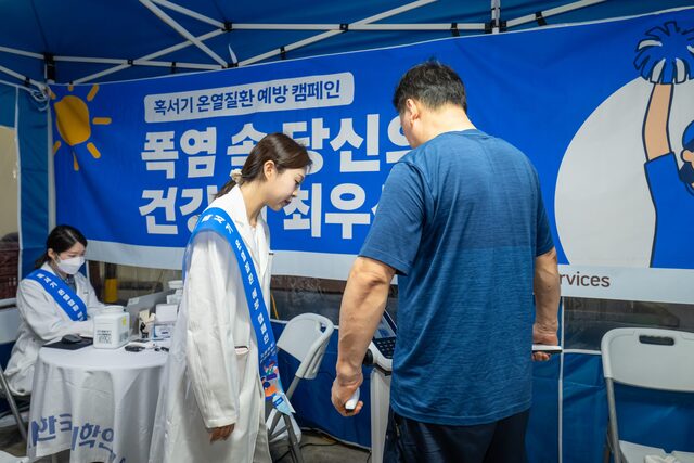 쿠팡로지스틱스서비스(CLS)는 전국 주요 캠프에서 근무하는 위탁 배송기사들에 온열질환 예방 캠페인을 전개하고 있다. /쿠팡로지스틱스서비스