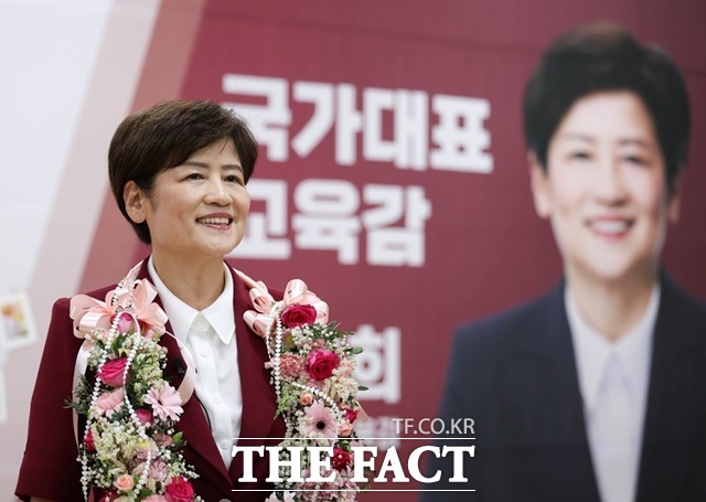 강은희 대구시교육감이 3일 자정쯤 당선이 사실상 확정된 후 꽃다발을 걸고 당선 소감을 밝히고 있다. /강은희 캠프