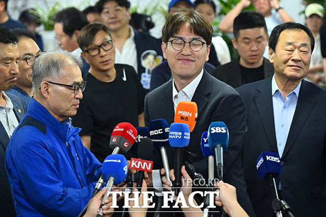 하정우 더불어민주당 부산 북구갑 국회의원 후보가 4일 부산 북구 선거사무소에서 선거 결과에 승복하는 입장을 발표하고 있다. /부산=박상민 기자