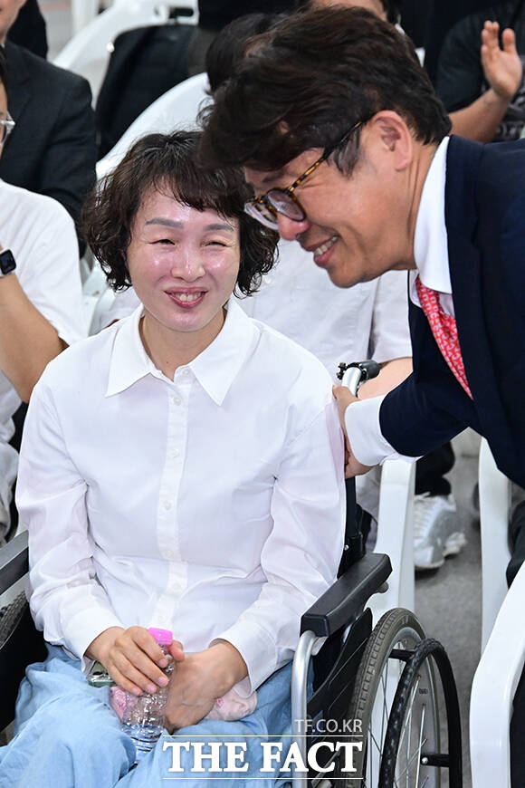 당선 소감 전하는 유의동 후보.