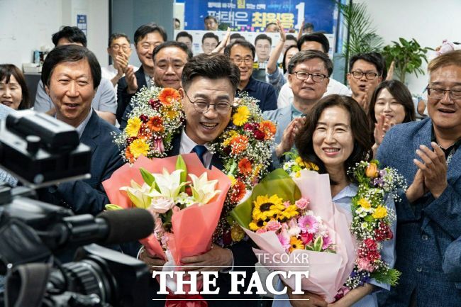 4일 선거사무소에서 최원용 더불어민주당 평택시장 당선인이 아내와 함께 당선 후 소감을 밝히고 있다. /최원용 선거캠프