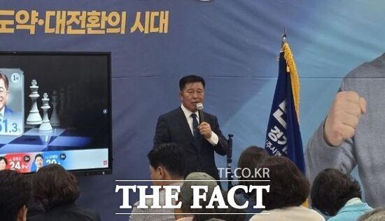 정덕영 더불어민주당 경기 양주시장 후보가 4일 선거사무소에서 당선 확정을 확인한 뒤 지지자들을 향해 당선 소감을 밝히고 있다. /정덕영 당선인 캠프