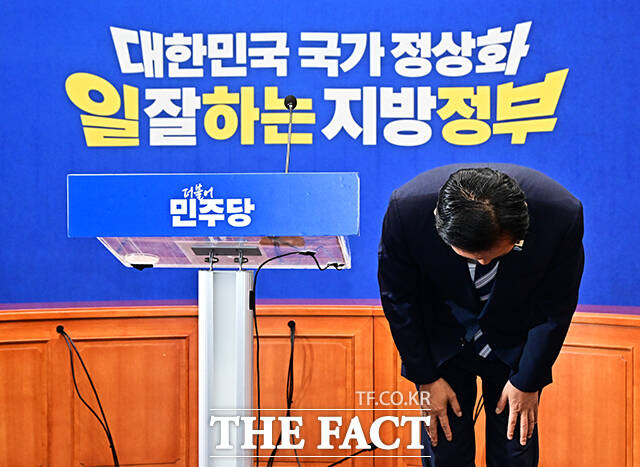 정청래 더불어민주당 대표가 4일 오전 서울 여의도 국회에서 기자회견을 열고 6.3 지방선거 결과에 대한 입장을 밝히고 있다. /국회=배정한 기자