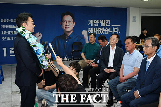 '당선 확실' 입장 밝히는 김남준 더불어민주당 인천 계양을 국회의원 재보궐선거 후보.
